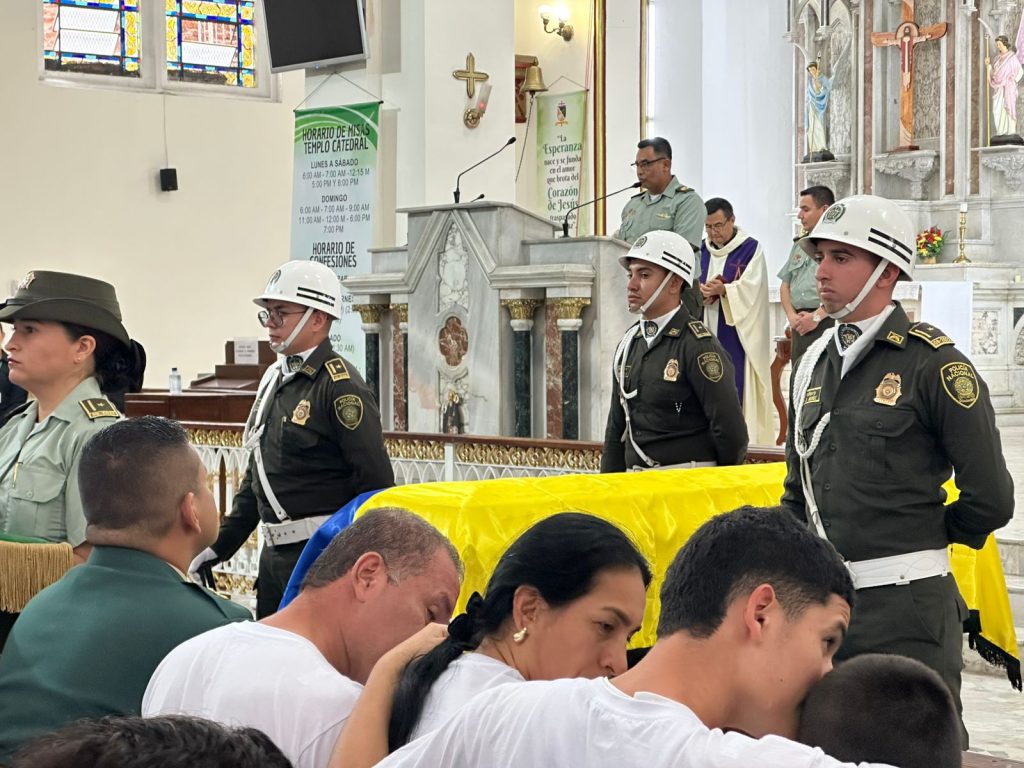 1000870737-1024x768 LA POLICIA NACIONAL RINDIÓ HONORES A LA EXTINTA PATRULLERA DE POLICÍA MARÍA ALEJANDRA VIEDA ALMARIO