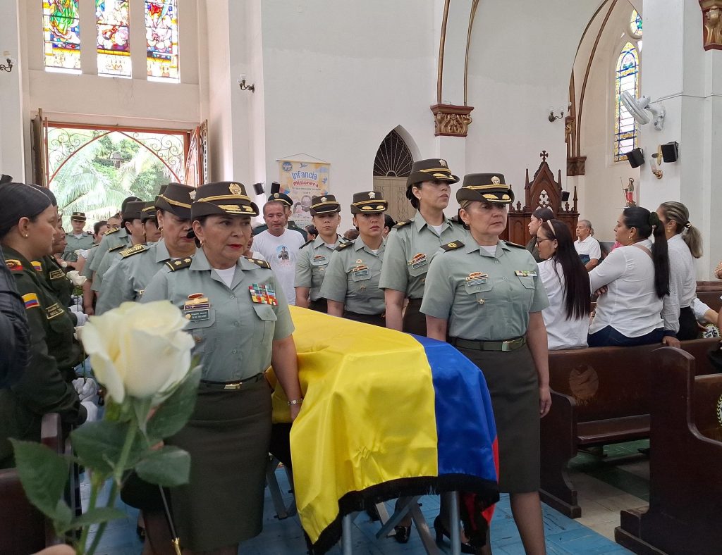 1000872169-1024x788 LA POLICIA NACIONAL RINDIÓ HONORES A LA EXTINTA PATRULLERA DE POLICÍA MARÍA ALEJANDRA VIEDA ALMARIO