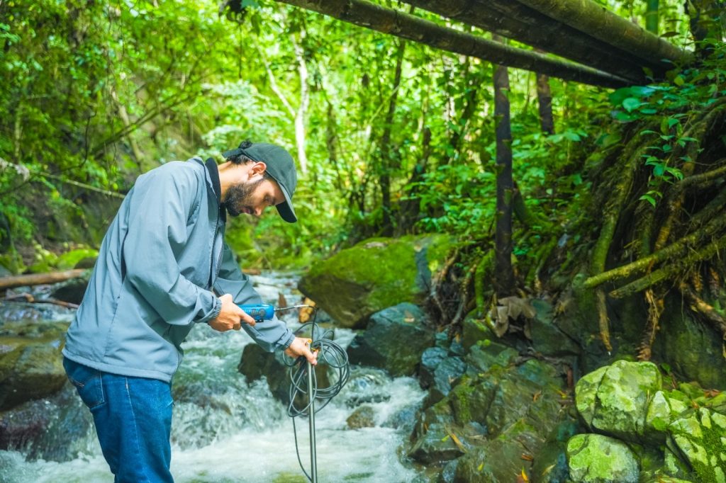 1000890910-1024x682 ESTUDIANTES LIDERAN EL MONITOREO DEL AGUA Y LA BIODIVERSIDAD