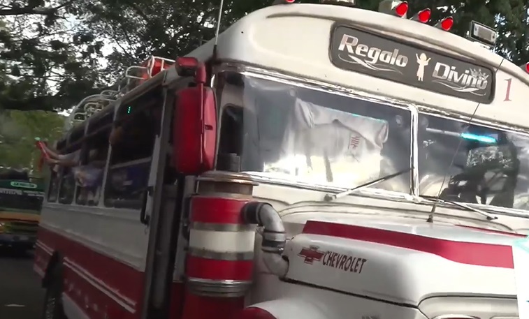 25380 ¡LA DOBLE MORAL RUEDA POR NEIVA!MIENTRAS PROHÍBEN LA ESPUMA, EN UNA CHIVA UNA MUJER LA LANZA COMO SI NADA