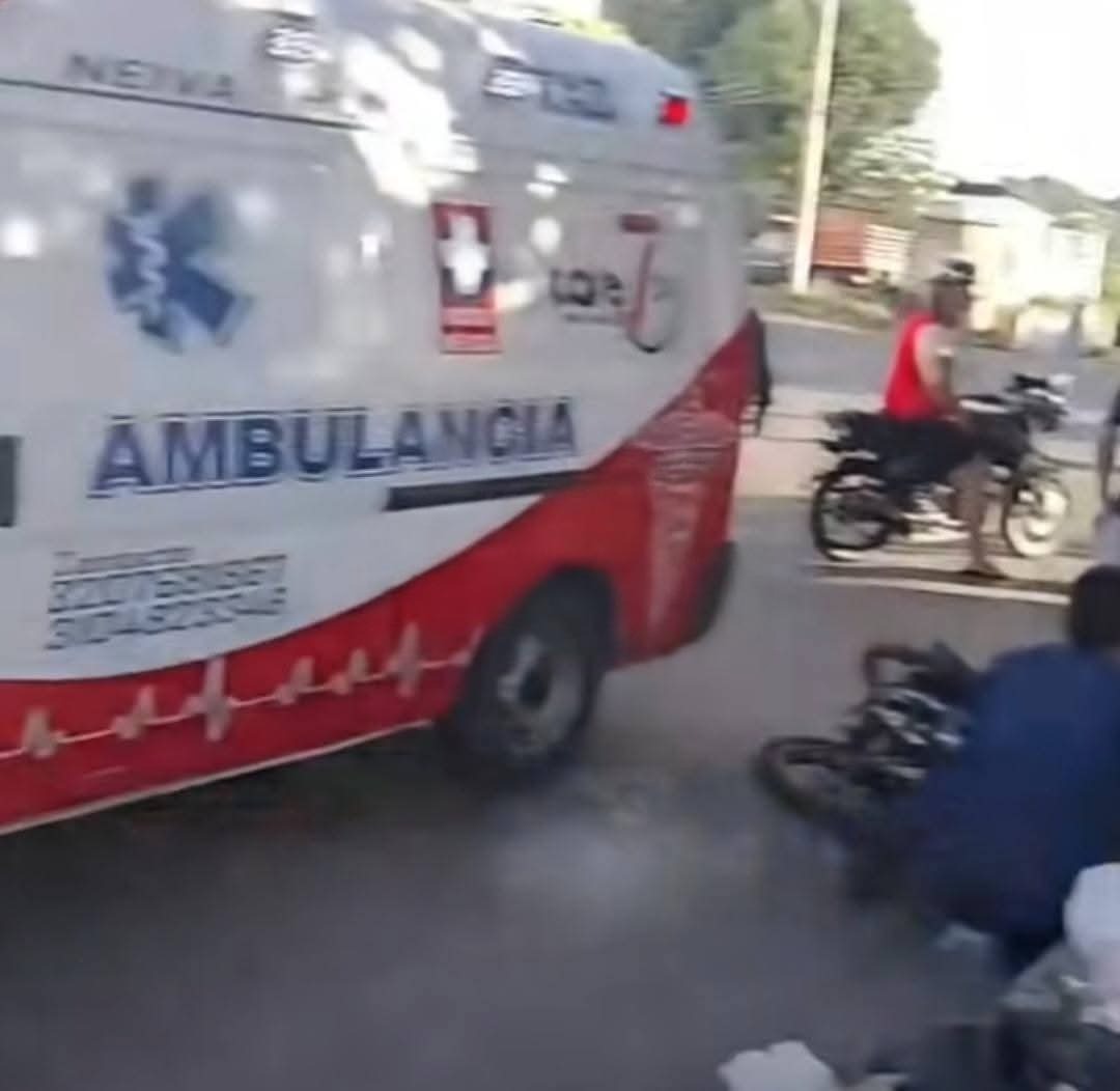 53134 VUELVE Y JUEGA: AMBULANCIA ATROPELLÓ A UNA MUJER