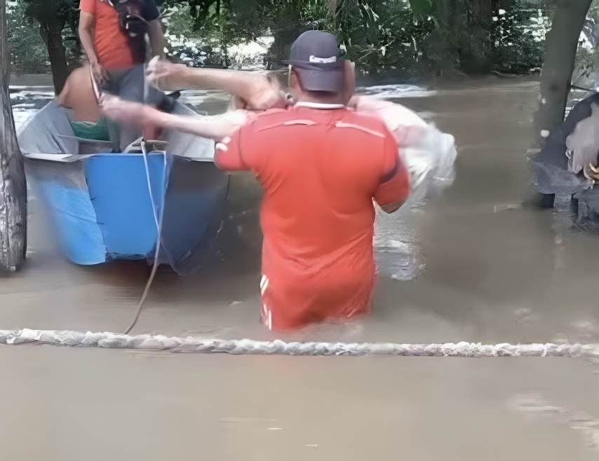 70671 RESCATAN A ADULTOS MAYORES ATRAPADOS POR INUNDACIÓN