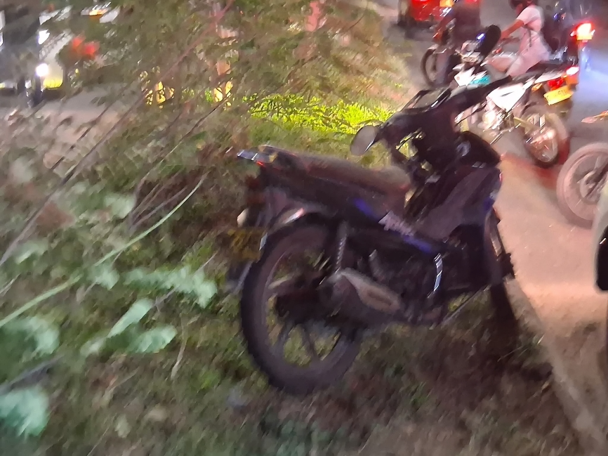 78050 EN LA “SEXTA CIUDAD MÁS SEGURA DEL PAÍS” DELINCUENTES DERRIBAN A DOS MUJERES DE UNA MOTO PARA ROBARLAS