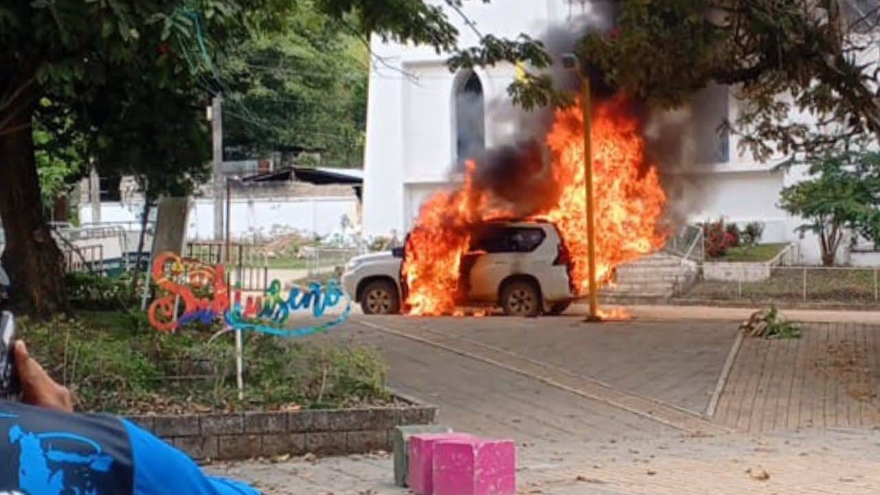 San-Luis-02 INSEGURIDAD DESBORDADA EN NEIVA: COMUNIDAD INCINERA CAMIONETA DE LA UNP EN SAN LUIS