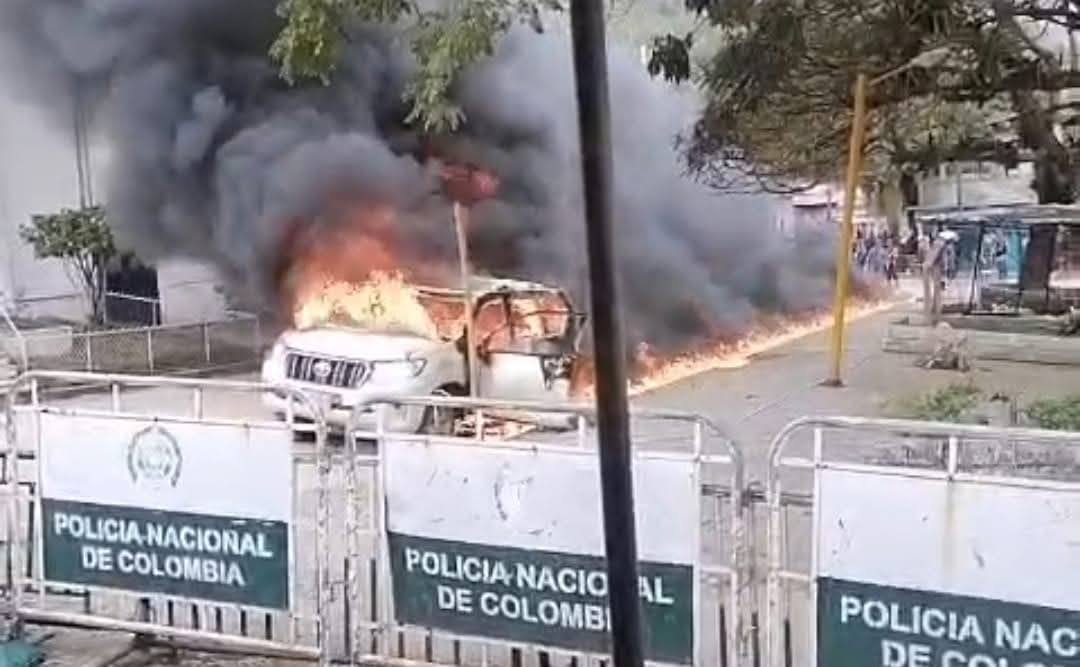 San-Luis-03 INSEGURIDAD DESBORDADA EN NEIVA: COMUNIDAD INCINERA CAMIONETA DE LA UNP EN SAN LUIS