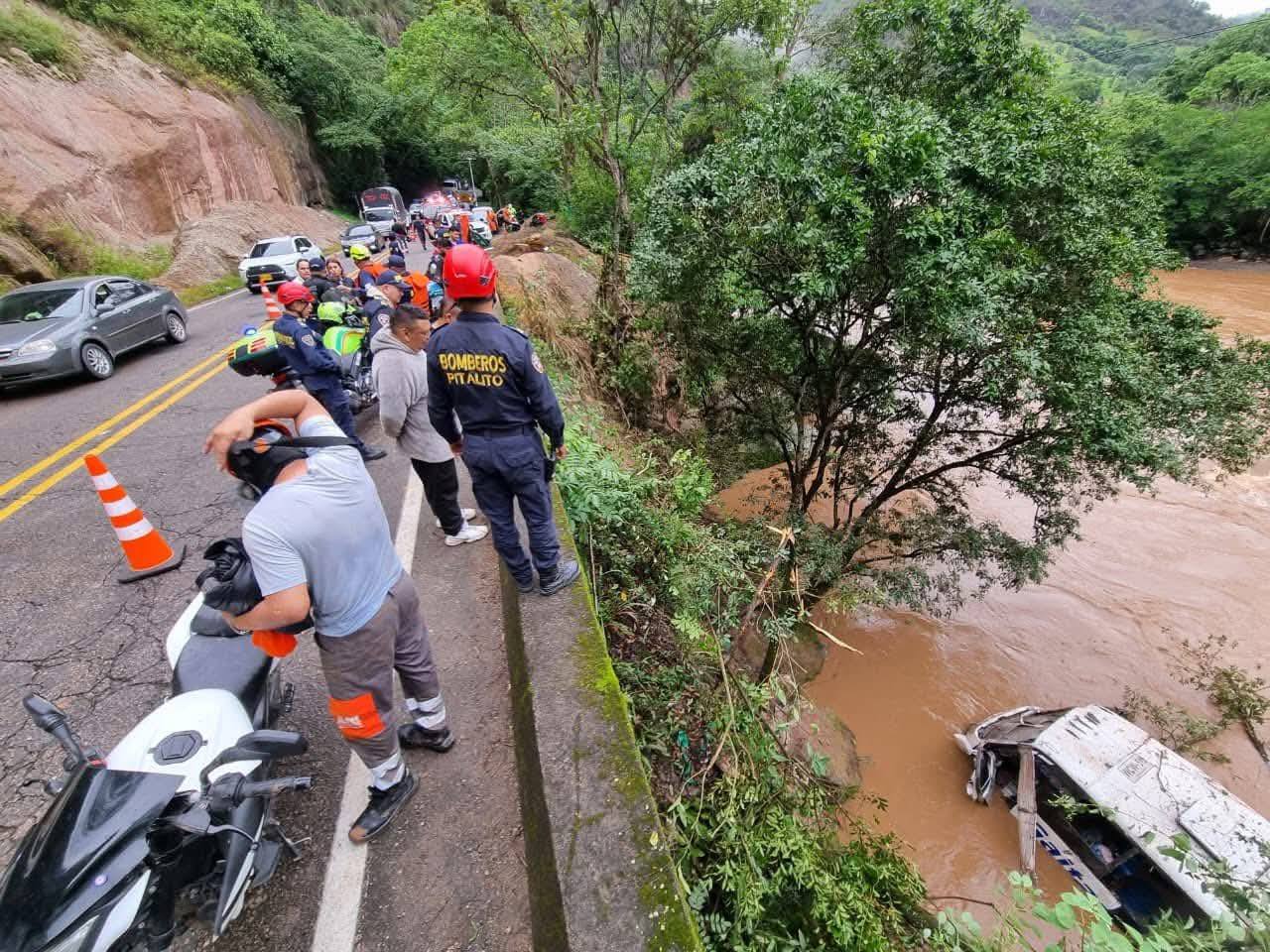 612001685_1442653303886070_1359321024184330024_n BUS DE LA GAITANA SE PRECIPITÓ AL RÍO MAGDALENA EN PERICONGO