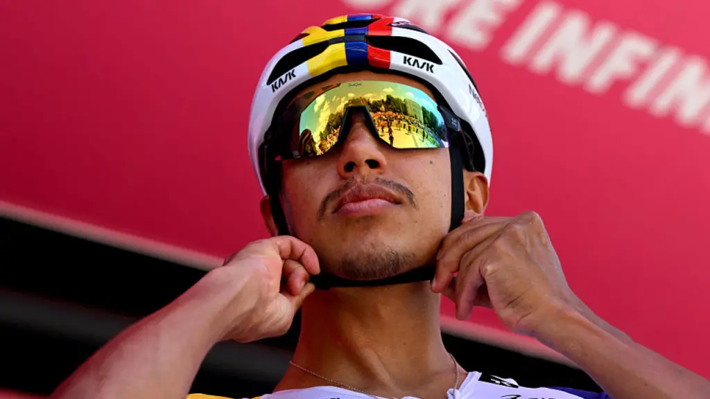 de.scarga EGAN BERNAL SIGUE FIRME EN EL GIRO DE ITALIA 2026 TRAS SUPERAR LA ETAPA 3