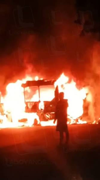 2 ATAQUE E INCENDIO A AUTOBÚS DE COOMOTOR EN HUILA